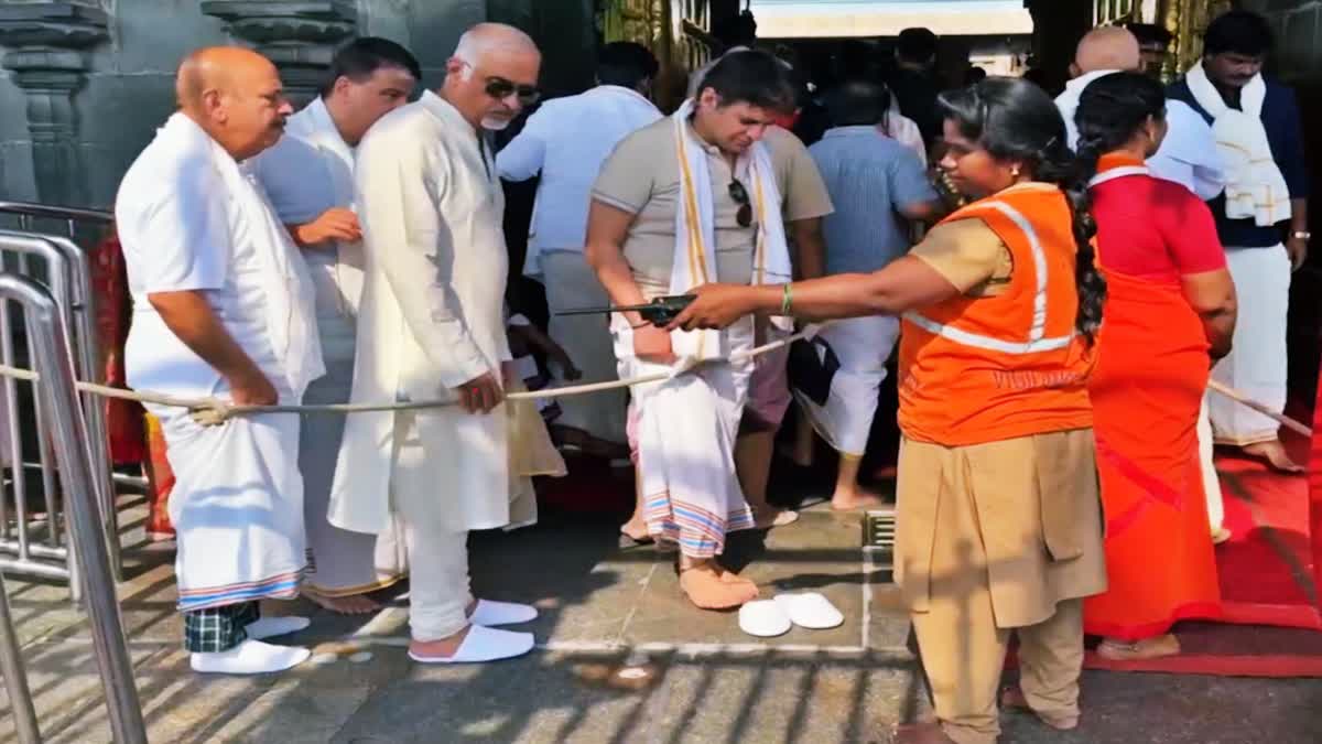 తిరుమలలో మరోసారి భద్రతా వైఫల్యం – శ్రీవారి మహాద్వారం వద్దకు చెప్పులతో వచ్చిన భక్తులు